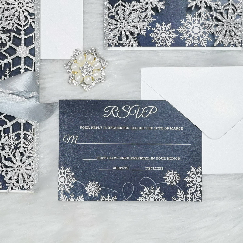 Luxurioese Schneeflocke Winter Hochzeit Einladungskarte GLK018