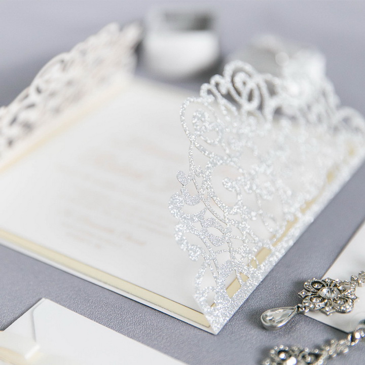traumhafte Silberne Glaenzende Einladungen Hochzeit mit Brosche GLK020