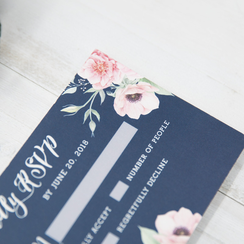 Romantische Navy und Blush Pink Einladungskarte Hochzeit mit Blumenmustern KPL113