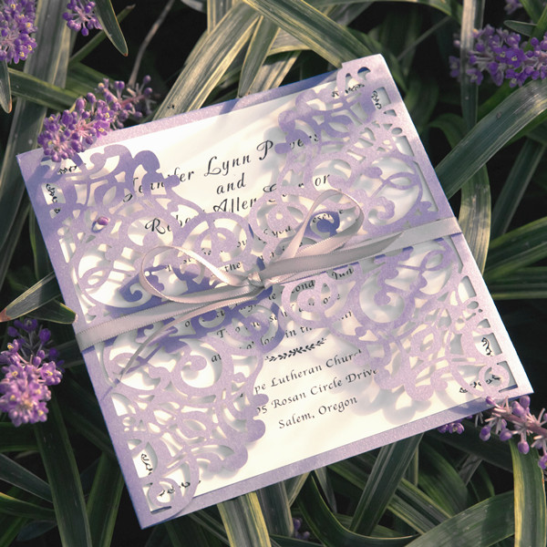 Lavender Laser-Ausschnitt Hochzeitseinladungen KPL359