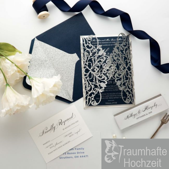 klassische Silver&Navy Lasercut Hochzeitseinladungen mit Banderole KPL392