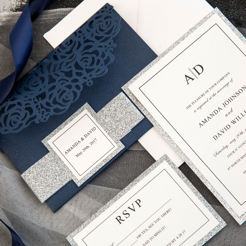 Luxurioese Navy Shimmer Pocketfold Hochzeitskarten mit Silberne Banderole TPI022