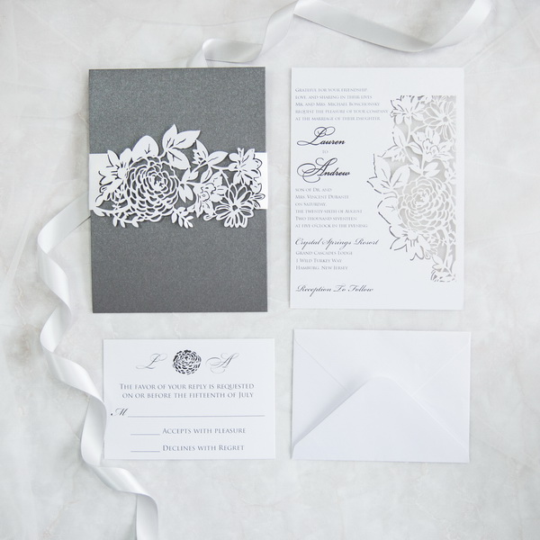 Schicke Graue Hochzeitskarte mit Lasercut Blumen Banderole TPI027