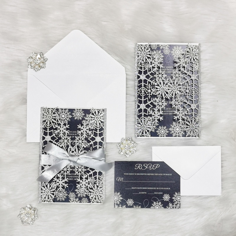Luxurioese Schneeflocke Winter Hochzeit Einladungskarte GLK018