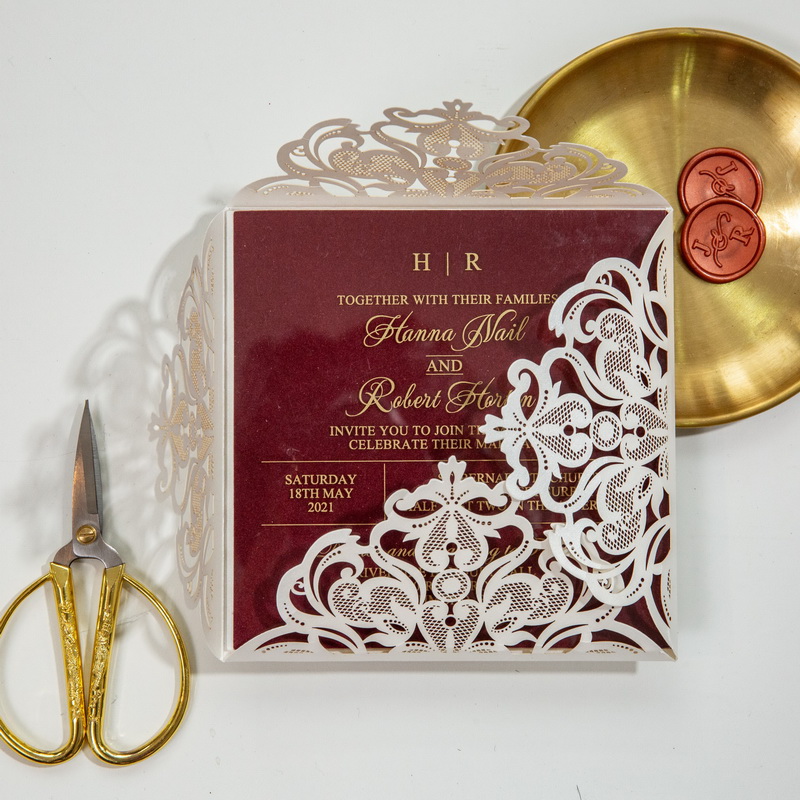 elegante Goldene Acrylkarte mit Ivory Lasercut Pocket Hochzeitseinladungen KAC001