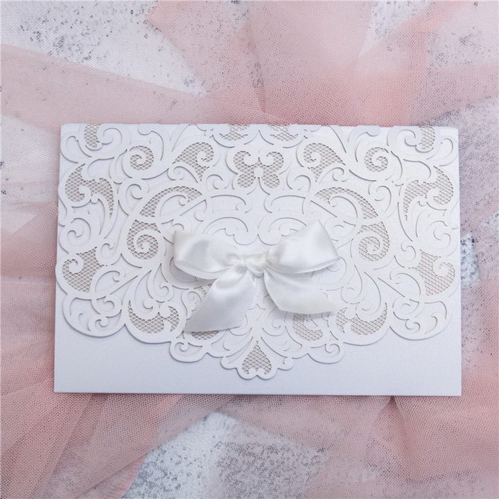Elegante Weiss Hochzeitskarte mit Schleife KPL363