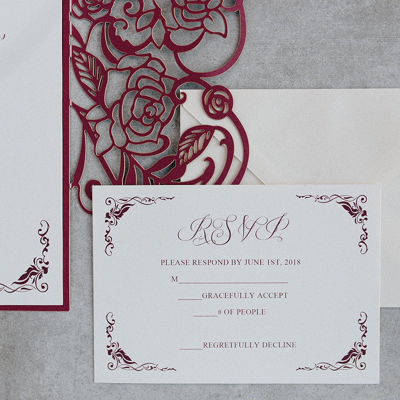 Lasercut Weinrote Rose Fenster Hochzeitseinladungen KPL369