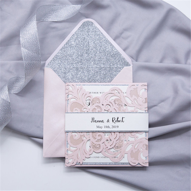 Rosa Shimmer Lasercut Hochzeitseinladung mit Banderole KPL370