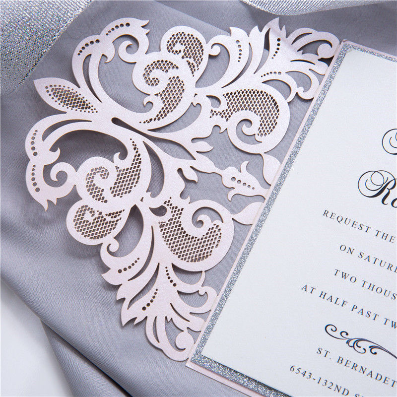 Rosa Shimmer Lasercut Hochzeitseinladung mit Banderole KPL370