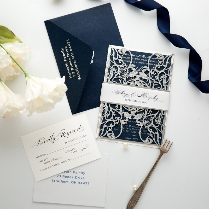 klassische Silver&Navy Lasercut Hochzeitseinladungen mit Banderole KPL392