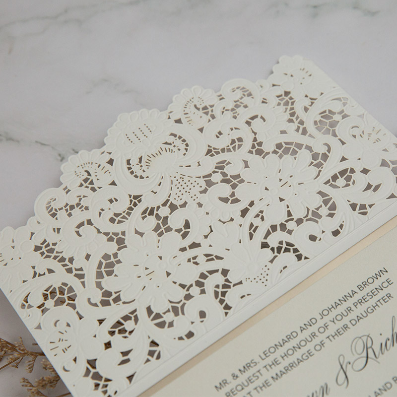 Elegante Weiß und Gold Lasercut Pocket Hochzeitseinladungen KPL398